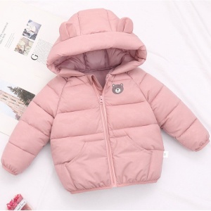Chaqueta con capucha suave y cálida para niños con motivo de oso en la chaqueta rosa con orejas en la capucha
