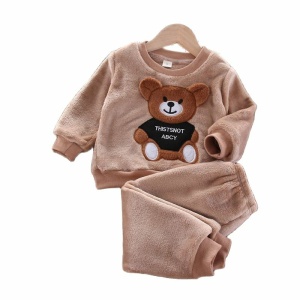 Conjunto de pijama infantil de franela y forro polar en marrón con oso en la parte delantera