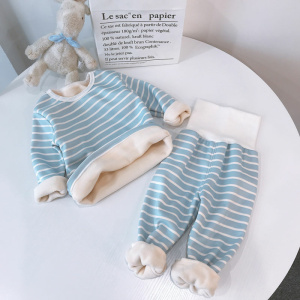 Conjunto de pijama de forro polar a rayas azules y blancas para niños sobre una mesa redonda blanca