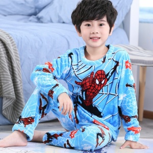 Pijama de forro polar suave Spiderman para niño azul sobre un niño junto a su cama