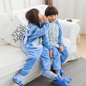 Pijama de dibujos animados de punto azul cálido para niños con 2 niños en un sofá blanco