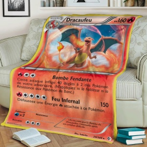 Manta de cartas naranja Pokémon Petardo para niños en un sofá con libros
