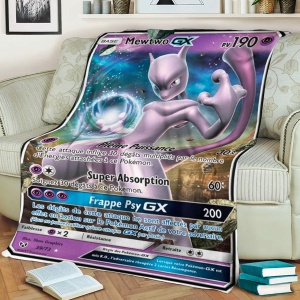 Manta con tarjeta Pokémon Mewtwo GX morada para niños en un sofá blanco con libros