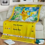 Bonita manta de cartas de Pokémon Pikachu en un sofá con libros