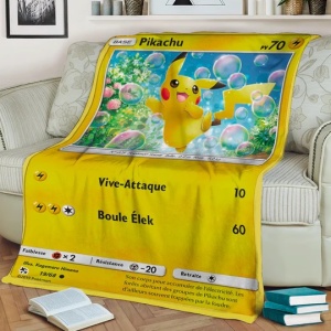 Bonita manta de cartas de Pokémon Pikachu en un sofá con libros