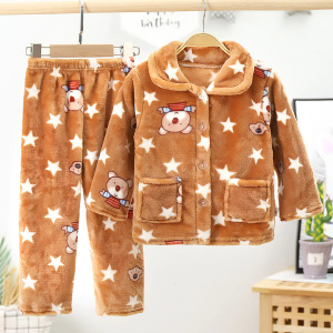 Pijama de forro polar con estrellas y rayas para niños en marrón y blanco con dibujos en un dormitorio con una planta detrás