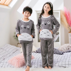 Cálido pijama de franela para niños en gris con bolsillo delantero con motivo de gato en 2 niños en un dormitorio