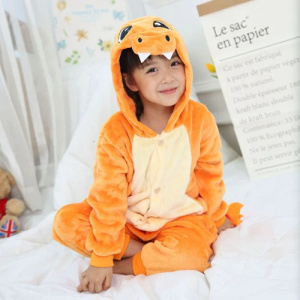 Bonito pijama infantil de dibujos animados en naranja con niña en una cama en blanco