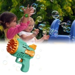 Pistola automática de burbujas para niños con niños jugando con la pistola verde