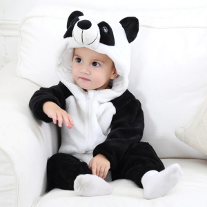 Suave y cálido pijama panda con niño en un sofá blanco