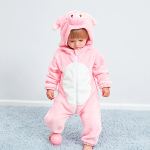 Simpático pijama con capucha de cerdo rosa y niño
