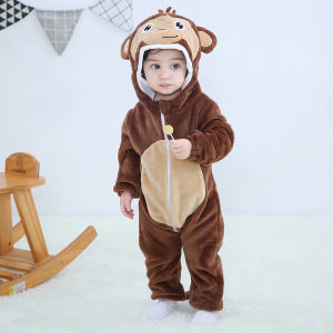 Mono de pijama de forro polar con capucha en un niño en su dormitorio con un caballo de madera