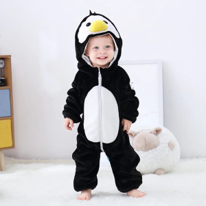 Cálido pijama polar pingüino en un niño en un dormitorio