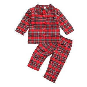 Pijama de Navidad a cuadros rojos para niños con fondo blanco