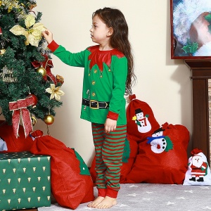 Pijama de Navidad con gorro para niños con fondo de una niña con el pijama puesto