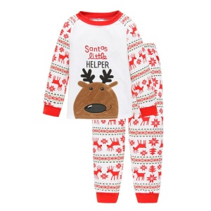 Suave y cálido pijama de Navidad para niños con fondo blanco