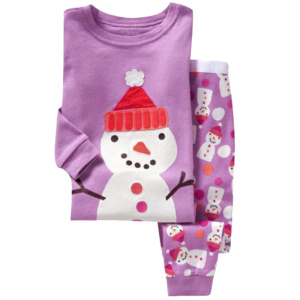 Colorido pijama navideño de muñeco de nieve para niños con fondo blanco