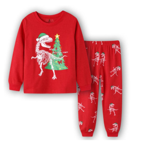 Pijama de Navidad de dinosaurios con árbol de Navidad para niños sobre fondo blanco