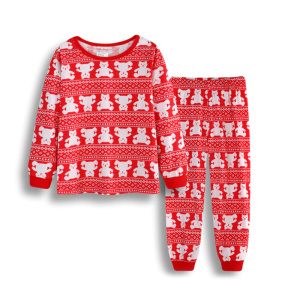Pijama navideño de osito y Papá Noel para niños con fondo blanco