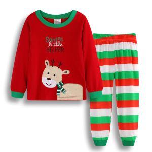 Pijama navideño de renos para niños con fondo blanco