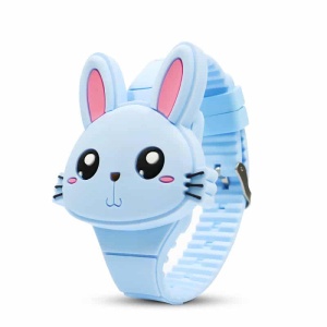 Un reloj electrónico para niñas con la forma de un simpático conejo azul. Tiene una correa azul con hebilla.