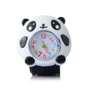 Reloj infantil de plástico con un simpático panda en blanco y negro. En el centro hay un reloj con esfera de cristal y agujas y números de colores.