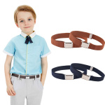 Cinturón elástico ajustable con hebilla para niños con un niño llevando el cinturón y un fondo blanco