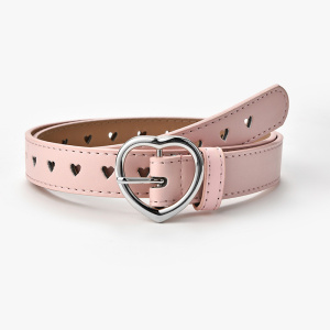 Cinturón de piel sintética con ojal en forma de corazón para niños rosa con fondo blanco