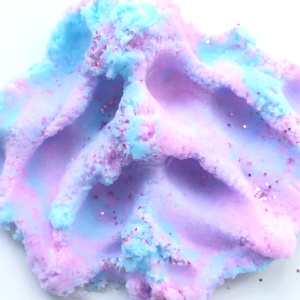 Baba de nubes de polímero y plastilina de colores suaves para niños con fondo blanco