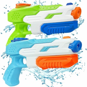 Pistola de agua para niños en verde y azul con fondo blanco