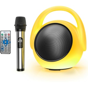Un micrófono de karaoke para niños con altavoz amarillo y negro y mando a distancia inalámbrico gris.