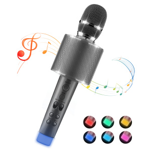 Un micrófono de karaoke para niños en color gris. En el mango tiene botones de ajuste del mismo color. Alrededor del micrófono hay dibujos de símbolos musicales multicolores. En la parte inferior de la imagen, unos pequeños círculos muestran los colores brillantes del micrófono.