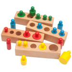 Juguetes Montessori de madera 5 agujeros con 4 filas para niños varios colores con fondo blanco