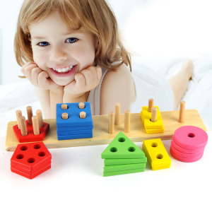 Juguetes Montessori de madera con formas geométricas de colores para niños con una niña jugando sobre fondo blanco