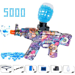 Pistola infantil multicolor orbeez morada con canicas azules y otros accesorios y fondo blanco