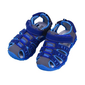 Zapato de playa infantil inspirado en una sandalia en azul oscuro y gris. La suela es gris.