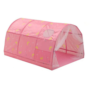 Un tipi para niñas con forma de casa túnel rosa. Tiene motivos coloridos en la parte superior y una puerta doble con cortinas transparentes en la parte delantera.