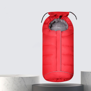 Una mochila infantil de color rojo vivo. Tiene dos cordones en la parte superior y un interior gris.