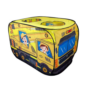 Tipi infantil amarillo con forma de camión de obras. Tiene dos aberturas en la parte superior y está completamente cubierto de pintura que representa un camión de construcción amarillo.