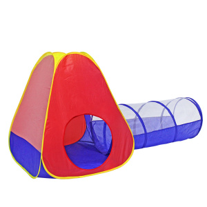 Un tipi infantil multicolor en forma de casita con un túnel azul en uno de los lados.