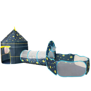 Tipi infantil azul oscuro con estrellas amarillas en la parte superior. Tiene forma de castillo con un túnel que conduce a una piscina de bolas.