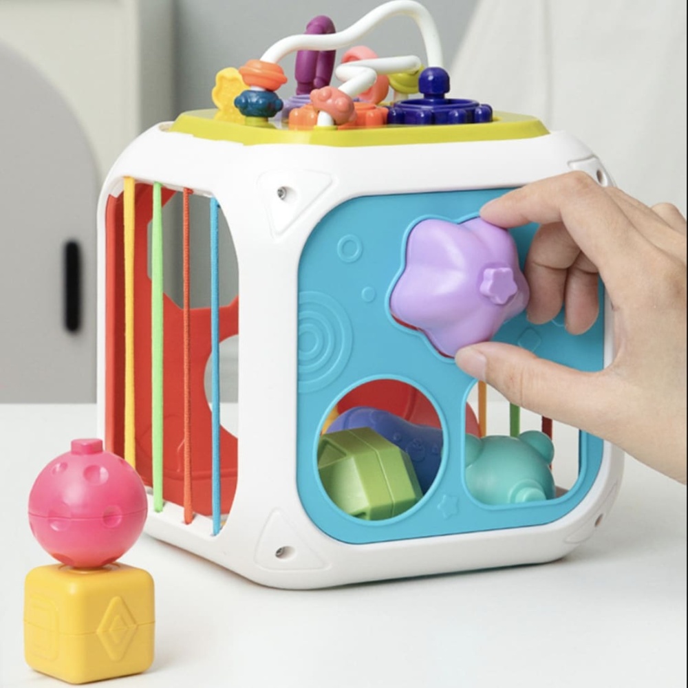 Juego de aprendizaje temprano en forma de cubo con varios lados y objetos de diferentes formas y texturas para bebés