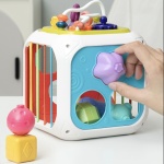 Juego de aprendizaje temprano en forma de cubo con varios lados y objetos de diferentes formas y texturas para bebés