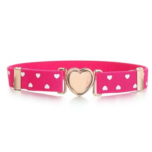 Cinturón rosa con corazones blancos y hebilla metálica de corazón