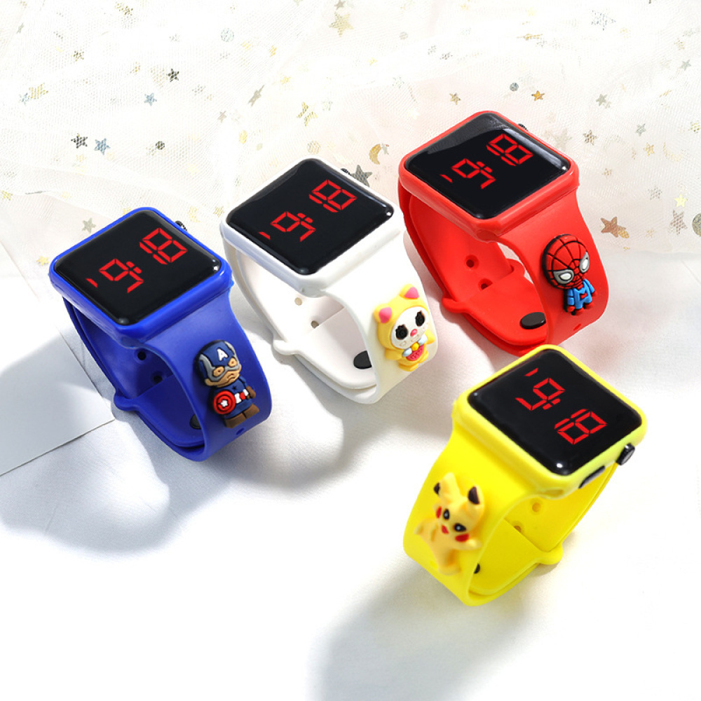 cuatro relojes del mismo modelo presentados rectos en sus correas, uno azul, uno blanco, uno rojo, uno amarillo
