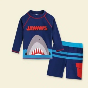 maillot para niños, azul oscuro, con un dibujo de un tiburón con la boca abierta, compuesto por una camiseta de manga larga y un pantalón corto
