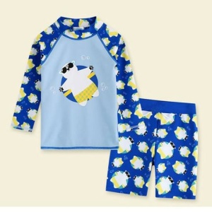 maillot para niños, azul, con el dibujo de un oso con gafas de sol, compuesto por una camiseta de manga larga y un pantalón corto a juego