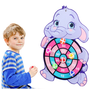 Un niño con una pelota en la mano apuntando a una diana en forma de elefante