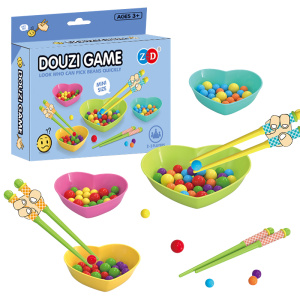 caja de juegos con canicas, bandejas en forma de corazón y palillos de diferentes colores