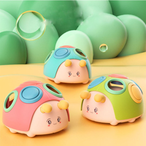 Tres juguetes, cada uno de los cuales representa un caracol de un color diferente, en los que tiene que insertar elementos redondos